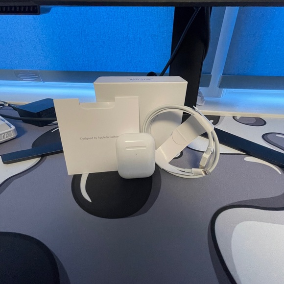 Airpod Gen 1 brand new with original box and charger - Picture 2 of 4